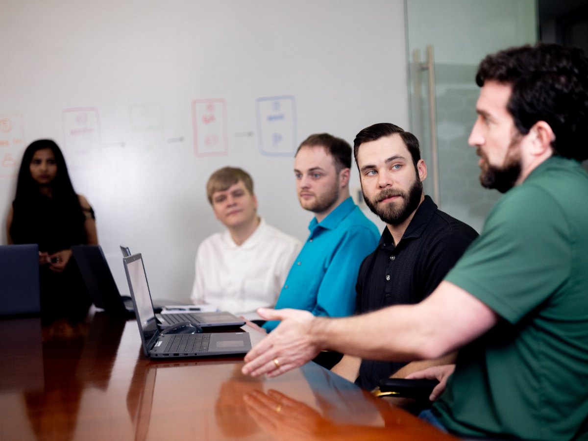 The FUNDVIEW team in a planning meeting, one member explaining a solution while colleagues listen
